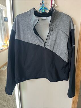 Columbia women’s crop Gray and Black Quarter-Zip Pullover